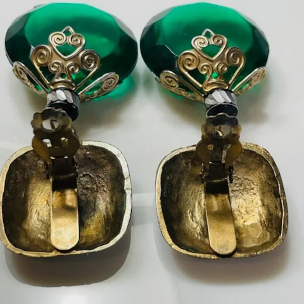 Vintage Art Deco Emerald Acrylic Resign & Antique Gold Dangle Clip Earrings